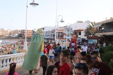 Un pasacalles anima a Melenara a vivir sus fiestas (Foto Briand Rodríguez)